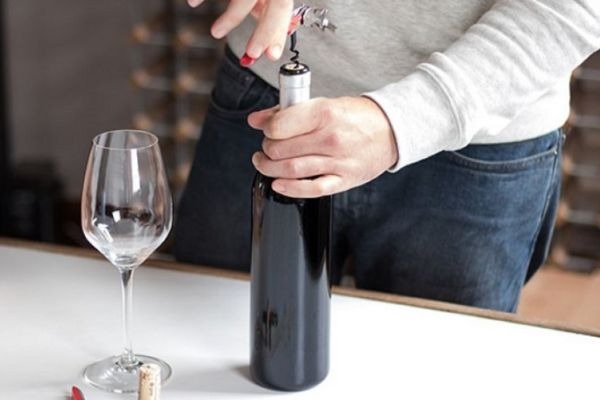 Các cách mở rượu vang nhanh ngay cả khi không có dụng cụ